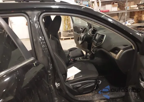 2016 Jeep Cherokee Latitude z USA, uszkodzony, nr VIN 1C4PJMCS3GW157089